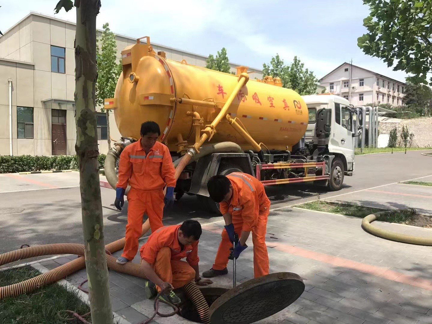 唐山化粪池清理与5-8吨吸粪车施工效率分析